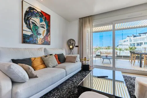 Stylish Penthouse with Jacuzzi - by Welcomely