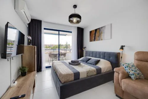 Sunny Apartment with Pool, 200m from the Sea