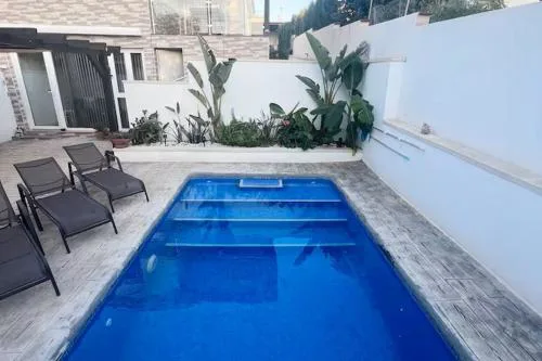 Vacker villa med privat pool, lounge och stor grillplats