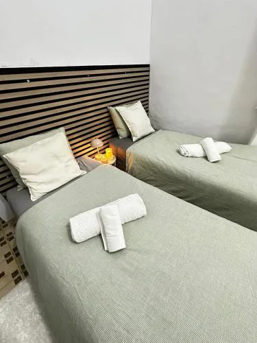 1- Habitación interior con aire acondicionado y con baño independiente