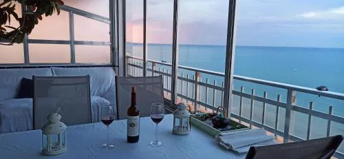 BLUE DOUBLE PRIVATE ROOM AT FRONT BEACH - HABITACION en la playa piso compartido