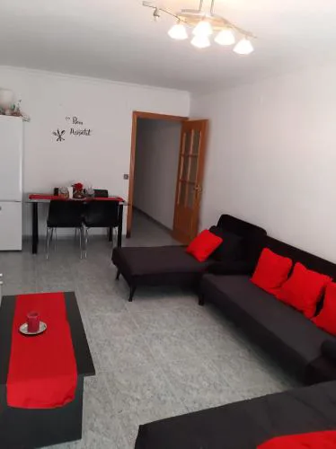 habitación pequeña en piso compartido con 2 adultos
