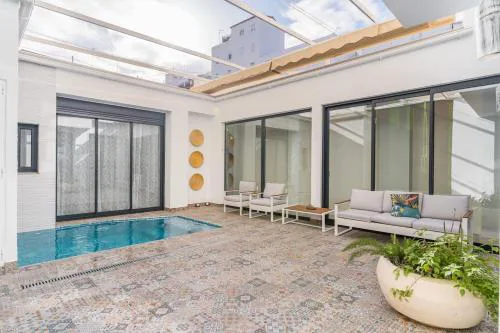 Invalencia - Visitacion Pool House