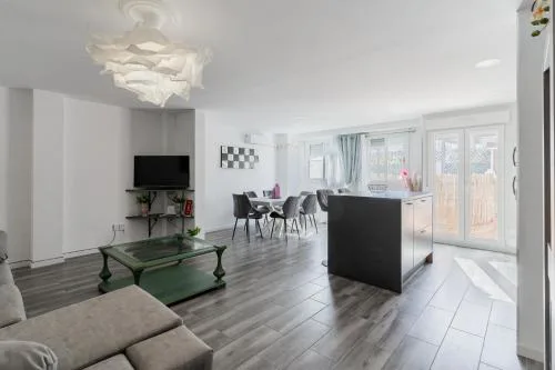 Modern 2BR Apartment with Terrace in Valencia
