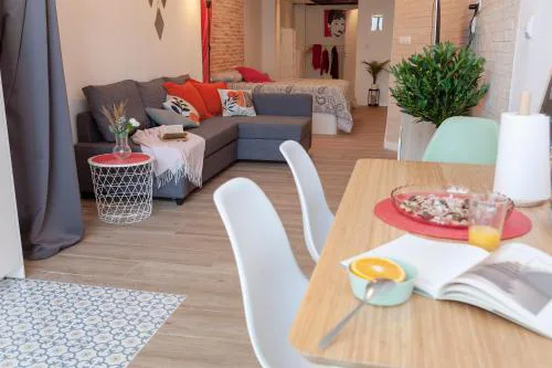 NB - Cozy loft steps from City of Arts & Sciences