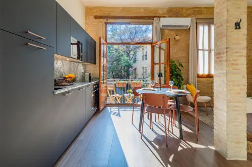 Prime Location, Bright & Cozy Apartment