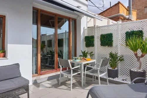 Sunny Cozy Penthouse with a Terrace at Plaza del Carmen