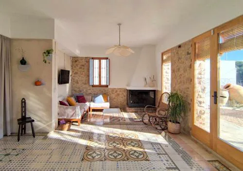 Villa Serrano, La casa rural de los mil suelos