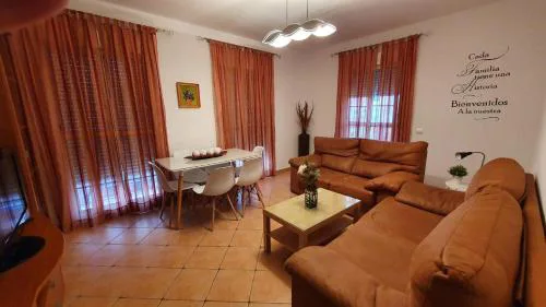 Casa céntrica, 3 dormitorios, gran terraza, cerca de la playa