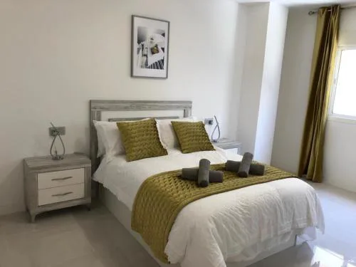 2 Bed Apartment Sleeps 6 -Public pool and Patio