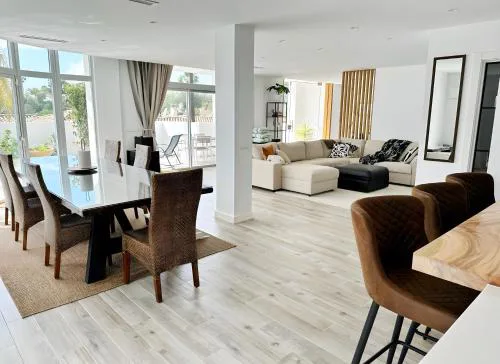 Elegant And Spacious House A118