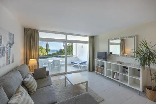 Luminoso Estudio con Terraza, Piscina y Vistas al Mar