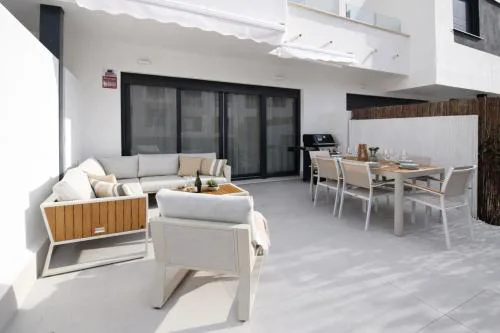 Luxury and modern 3 Bedroom townhouse walking distance to the beach!