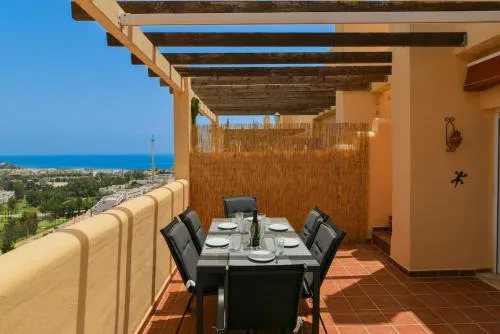 Sea views and hot tub close to beach