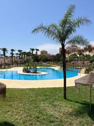 Almerimar Amplio Apartamento de 3 Habitaciones con Piscina, pista de padel, futbol y Garaje Cubierto para 2 Coches en Altas Entinas