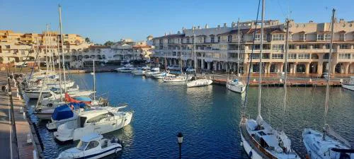 Moderno apto con vistas al puerto, aire acondicionado,wifi,piscina,fácil aparcamiento