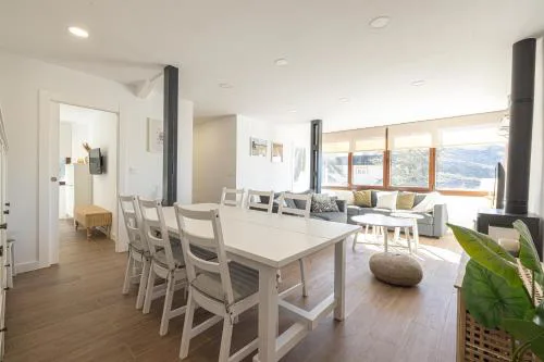 Holidays. Rosebud. 3 dormitorios & parking. 8 personas