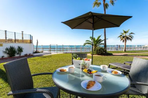 Beach house with direct access to Calahonda Beach and open sea views CS183