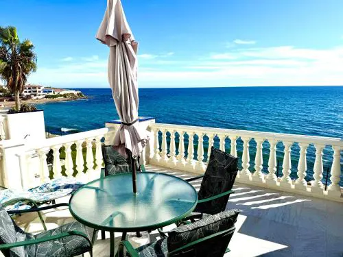 Beachfront apartment with pleasant views of the sea and the historic lighthouse.