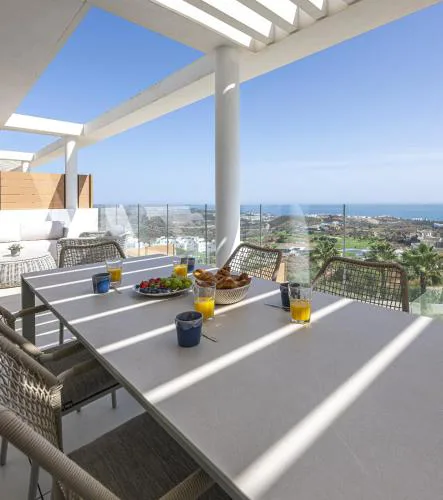 Bright and modern apartment with sea views