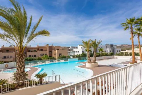 Heated pool and gym Premium apartment