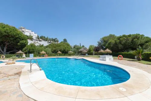 Lovely 2 bed apt overlooking golf
