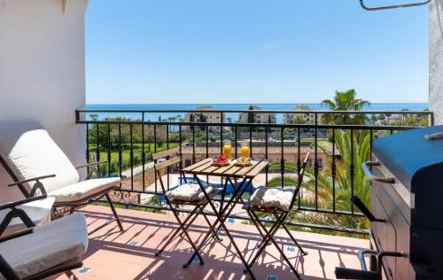 PRIME LOCATION! Few minutes walk to the Beach, Sports Club, Restaurants, Supermarkets and more!