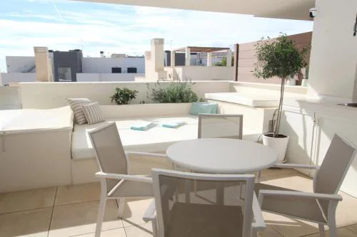 Stylish apartment with private plunge pool