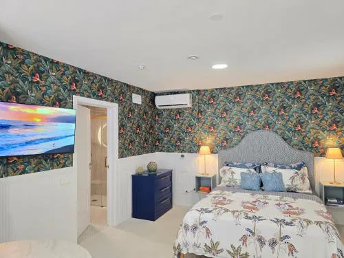 Sun & Palms - Bluebird Designer Apartment