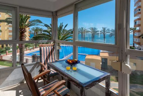 Apartamento Familiar, Terraza con vistas al mar, piscina, pistas de tenis, WiFi y en primera línea de playa