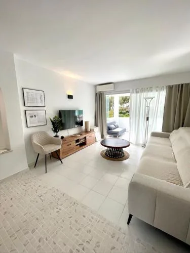2 bedroom apt walking distance to the beach