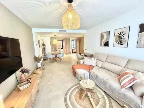 Modern ground floor with private garden and pool