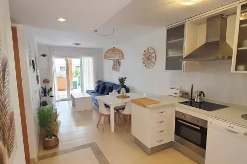 Bajo con patio, piscina y playa a 200 metros