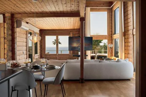 Recién renovada! Exclusiva villa de madera con piscina y vistas al mar
