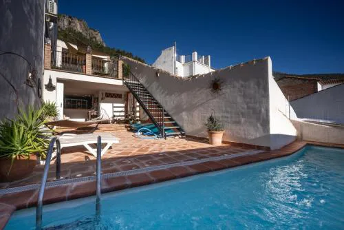 Eagles Nest - Massive townhouse with Pool with outstanding views