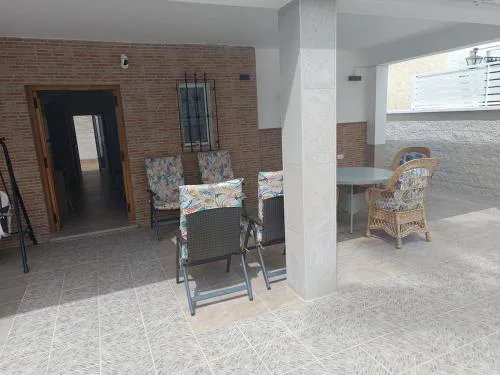 Casa unifamiliar a 10 pasos de la arena con parking