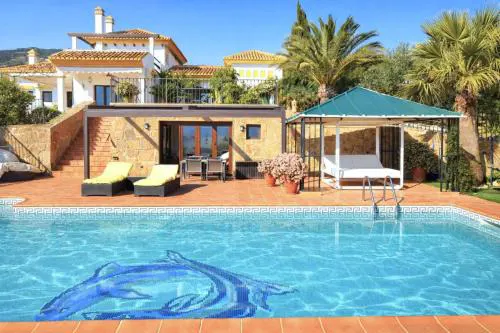 Family-friendly villa with pool & padel court near El Torcal de Antequera