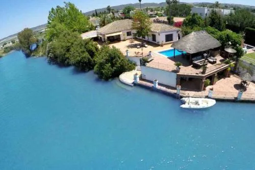 Espectacular casa con embarcadero.