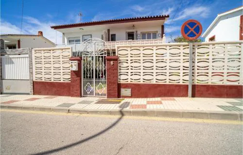Beautiful Home In Torre De Benagalbón