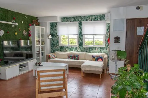 Townhouse with art, books and pool near the sea