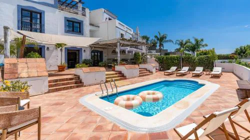 House with 3 ensuite bedrooms and a private pool