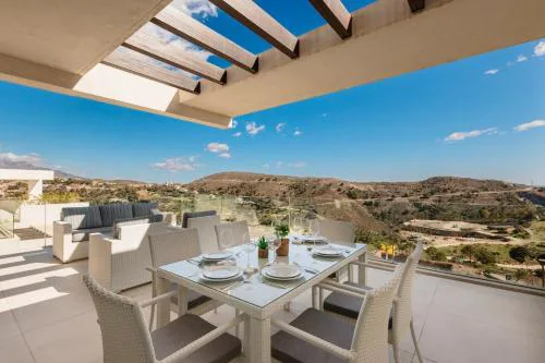 Luxury 3 Bed Flat Stunning Sea & Mountain Views