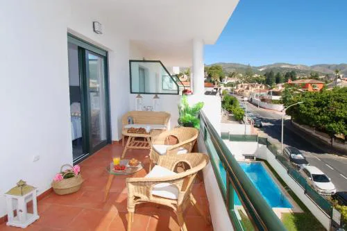 2 Bedroom Apartment with Pool, Walk to Beach & Puerto Marina