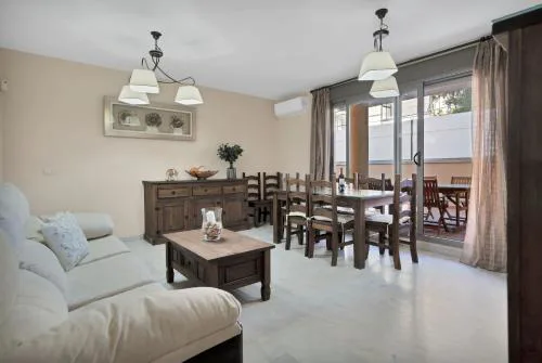 Apartamento con terraza y piscina en Puerto Marina - MISTRAL