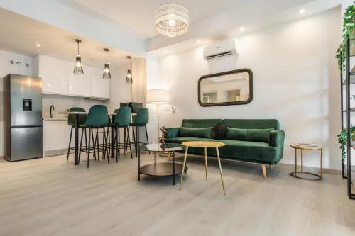 Apartment Steps from Beach & Marina REMS