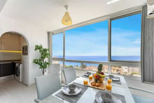 Coastal Charm Renovated 2Bed Apt, Pool, Sea Views