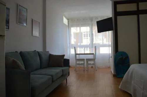 Estudio vista al mar,ideal para dos personas,piscinas ,completamente equipado , rodeado de restaurante y comercios ,estación Renfe