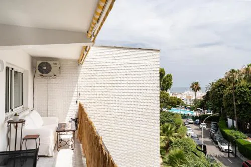 Great Location, Sea View, 2 Bedroom, Steps from the Beach