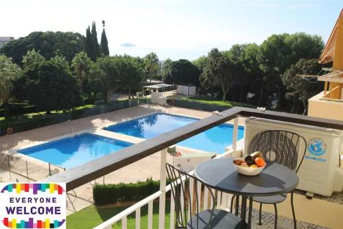 Luxurious 1 bed apartment with 5 pools & gardens.