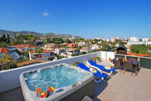 Penthouse with Private Hot Tub ,2 Bedrooms, Walk to Beach